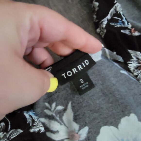 Torrid Black Floral Cold Shoulder Studio Knit Peplum Top Size 3 Office Casual - Picture 6 of 8